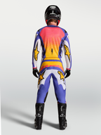 Alpinestars Fluid Drag jersey, blauw en lichtlila heren-motorcrossjersey met gouden accenten, achteraanzicht op model.