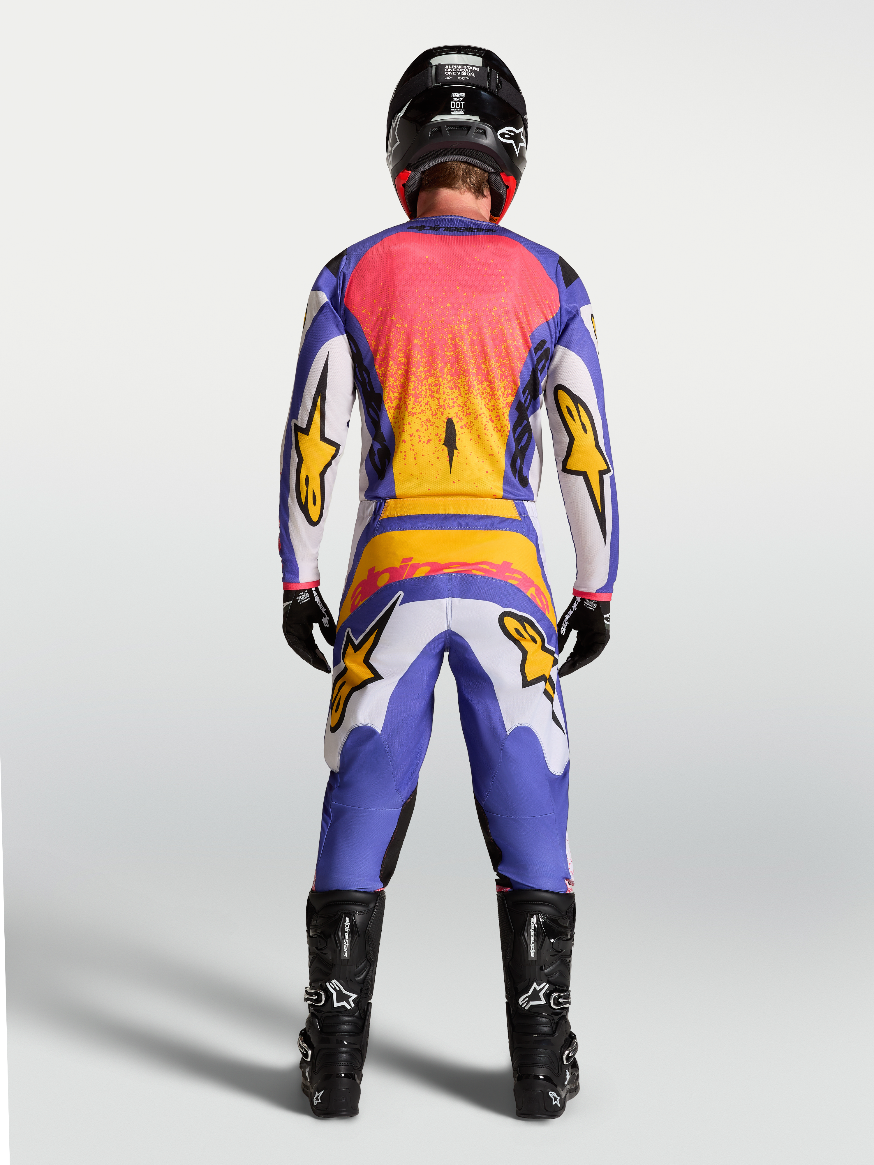 Alpinestars Fluid Drag jersey, blauw en lichtlila heren-motorcrossjersey met gouden accenten, achteraanzicht op model.