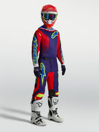 Alpinestars Fluid Drag Jersey voor heren, vochtafvoerende motocross jersey in donkerblauw en vuurrood gedragen door een model.