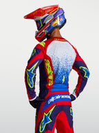 Alpinestars Fluid Drag jersey, blauw en rood motorcrossjersey voor heren, ademend en lichtgewicht, achteraanzicht op model.