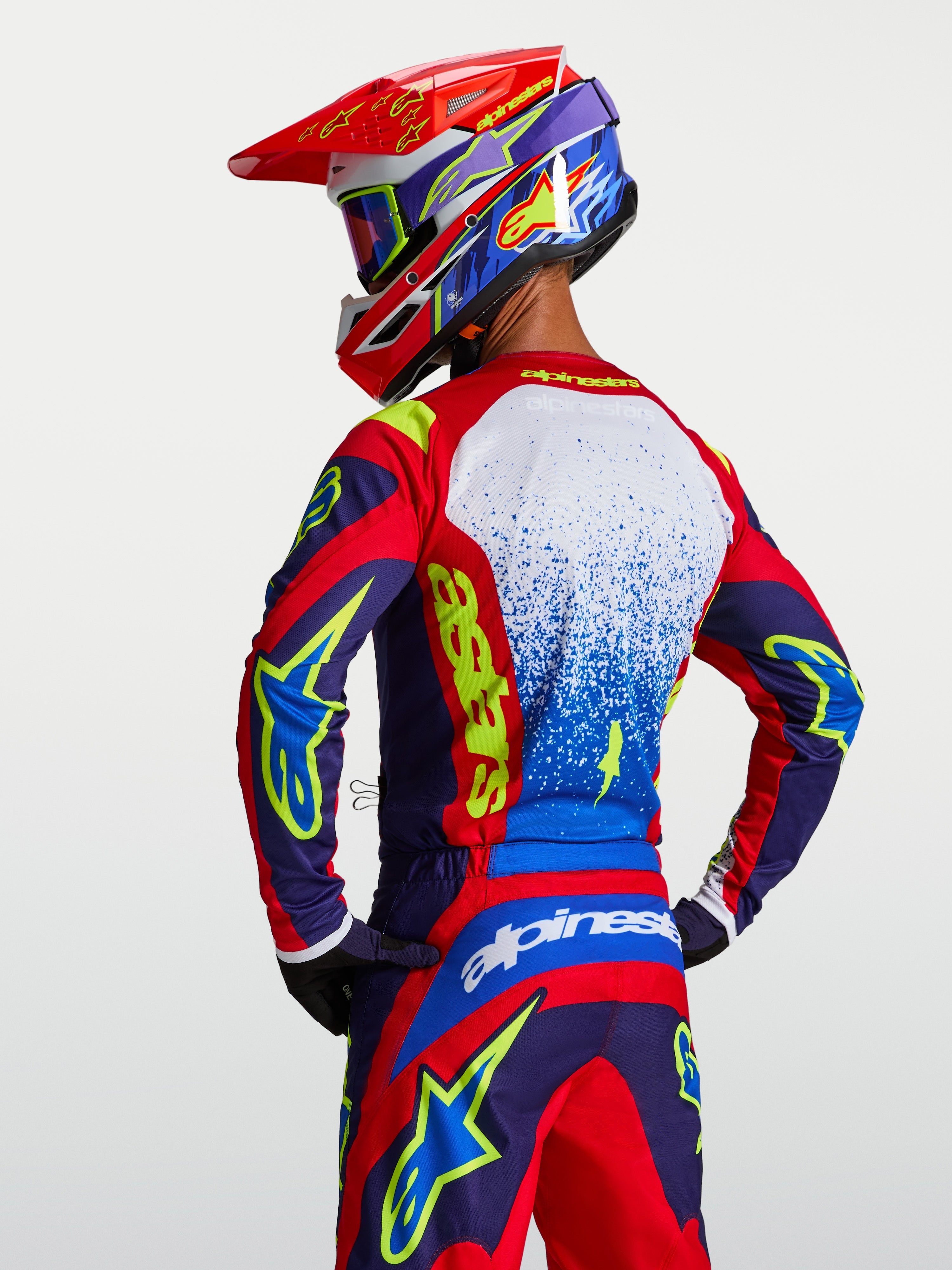 Alpinestars Fluid Drag jersey, blauw en rood motorcrossjersey voor heren, ademend en lichtgewicht, achteraanzicht op model.