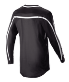 Alpinestars 2023 Racer Found Jersey, zwart motocross shirt, achteraanzicht met witte strepen over de schouders en mouwen, ontwerp met lange mouwen en een verlengde achterkant voor bedekking, lichtgewicht en ademende performance kleding