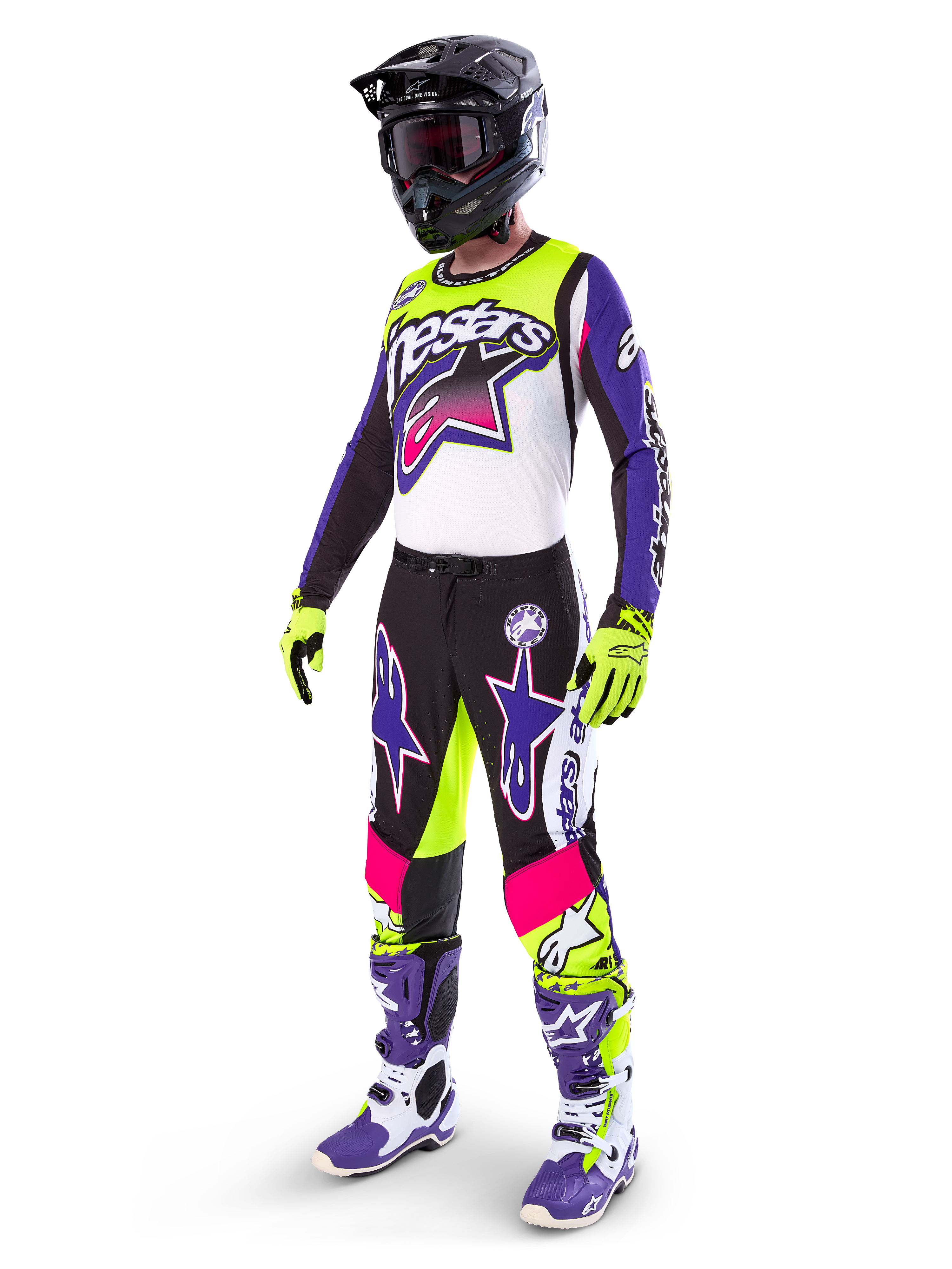 Alpinestars motorcrossrijder in Limited Edition Supertech Dirt Studios® uitrusting, kleurenschema in wit, paars en fluogeel, zwarte broek met opvallende paarse en roze sterlogo's, fluogele handschoenen, paars-witte racelaarzen, zwarte helm, complete professionele racekit voor off-road prestaties