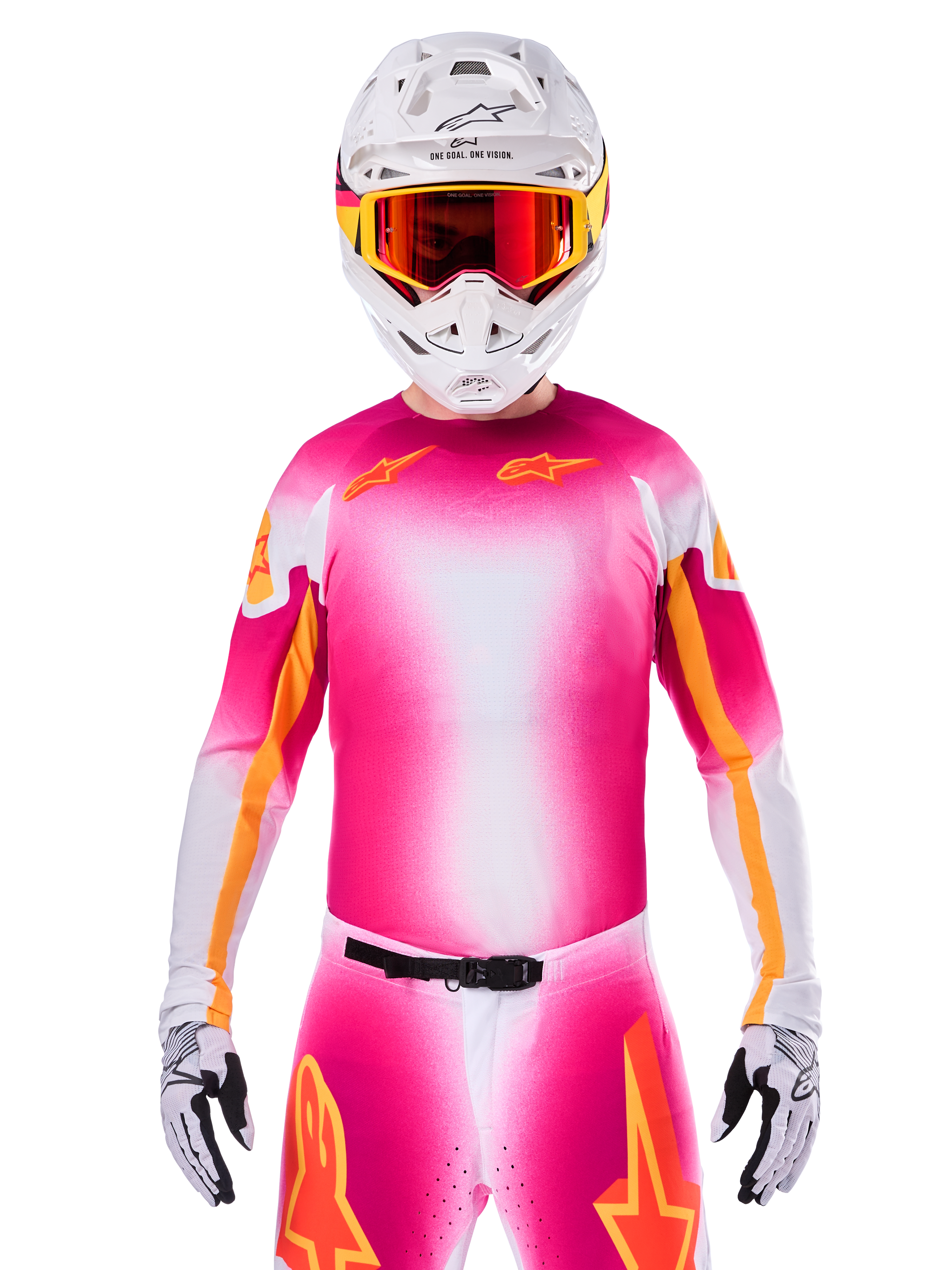 Alpinestars Limited Edition Supertech AFD MIG Jersey, roze fluo wit motorcross shirt, voorzien van een levendig kleurverloop en oranje sterlogo's, gedragen als een complete race-outfit met bijpassende broek, witte helm en rode bril, professionele off-road kleding
