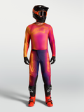 Alpinestars Fluid Kepler broek en uitrustingsset, paarse en oranje motorcross-outfit op een model.
