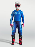 Alpinestars Fluid Kepler jersey en uitrustingsset, blauwe motorcrossuitrusting voor heren op model, ademend en sportief.