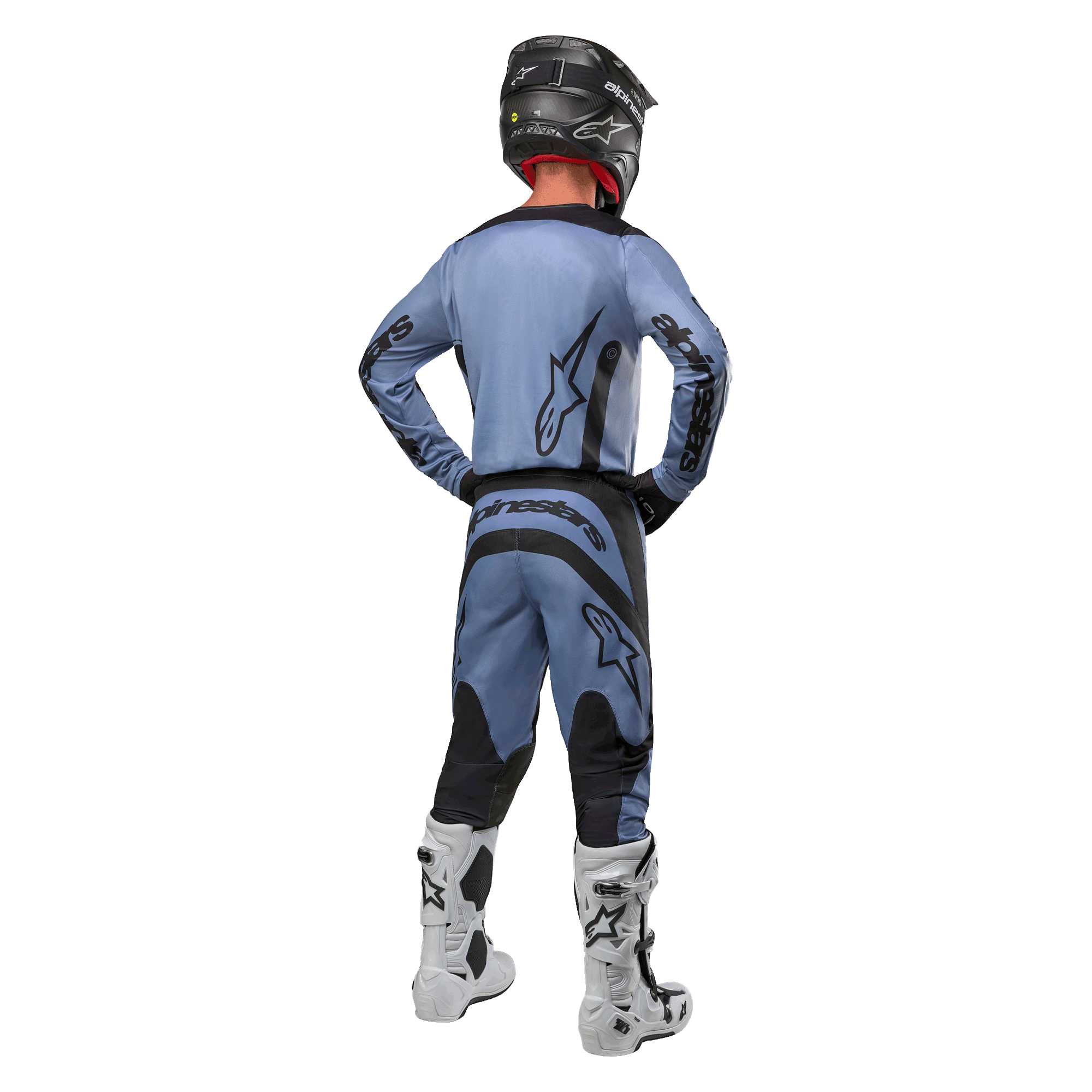 Alpinestars 2024 Fluid Lurv Jersey en bijpassende broek in lichtblauw en zwart, motorcrosser van achteren gezien, met zwarte logo's op de rug en mouwen, gecombineerd met een zwarte helm en witte laarzen