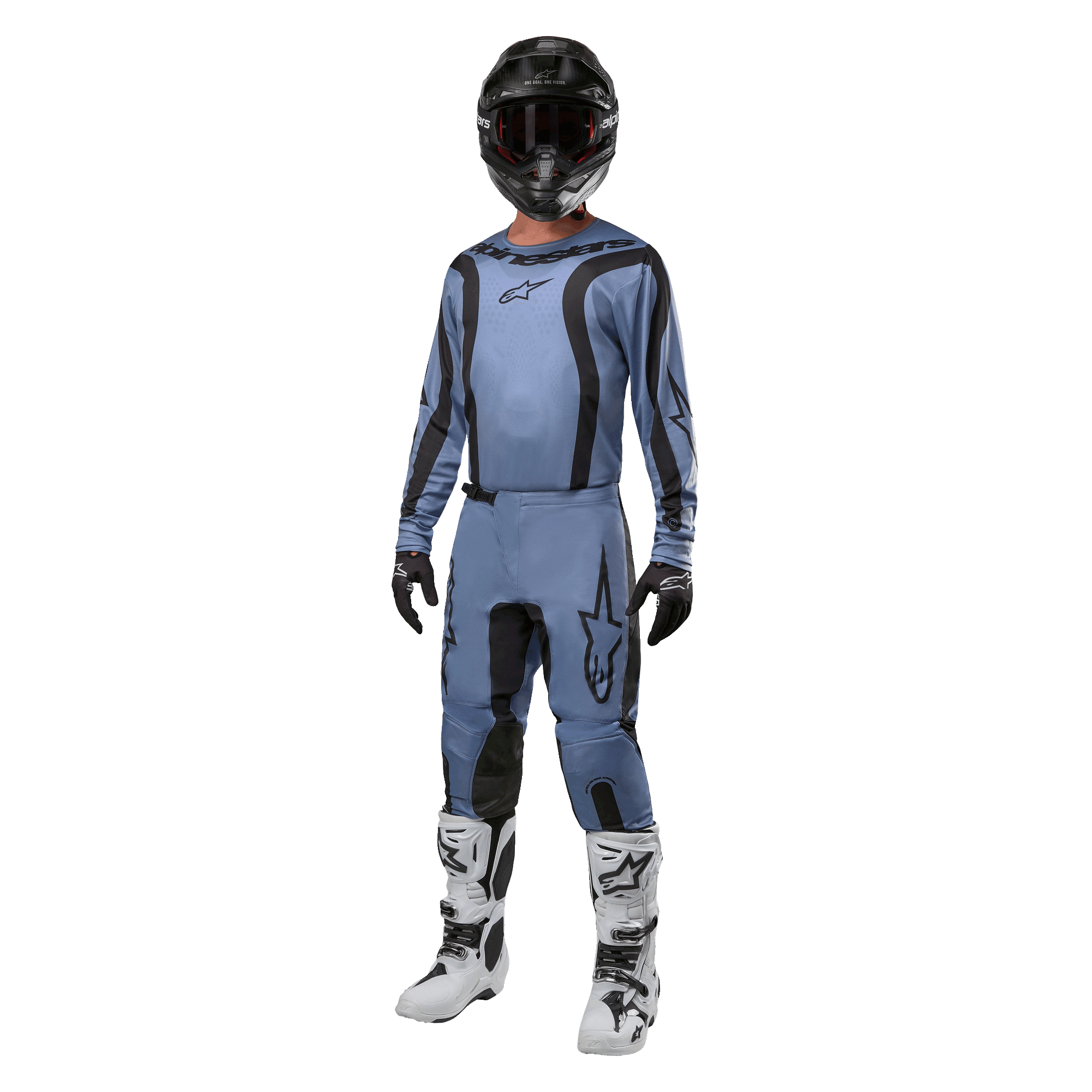 Motorcrossrijder in volledige race-uitrusting, Alpinestars 2024 Fluid Lurv Jersey in lichtblauw en zwart, bijpassende lichtblauwe broek met zwarte panelen, witte en zwarte laarzen, zwarte handschoenen en een zwarte helm met crossbril, gecoördineerde outfit voor off-road racing