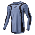Alpinestars 2024 Fluid Lurv Jersey, motorcross shirt, lichtblauw en zwart, met opvallende gebogen zwarte graphics op de voorzijde en mouwen, centraal Alpinestars-logo op de borst, vervaardigd uit hoogwaardig poly-materiaal met een sportkraag.