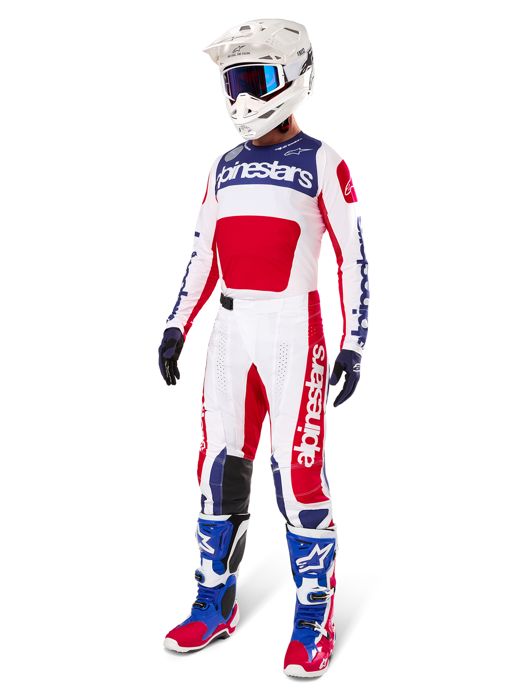 Alpinestars Limited Edition Techstar Fortitude-uitrustingsset, motocross-outfit, rood, wit en blauw, met een witte jersey met opvallende graphics, bijpassende racebroek, witte helm met bril en gecoördineerde blauwe en rode laarzen, professionele race-uitrusting voor off-road prestaties