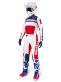 Alpinestars Limited Edition Techstar Fortitude-uitrustingsset, motocross-outfit, rood, wit en blauw, met een witte jersey met opvallende graphics, bijpassende racebroek, witte helm met bril en gecoördineerde blauwe en rode laarzen, professionele race-uitrusting voor off-road prestaties