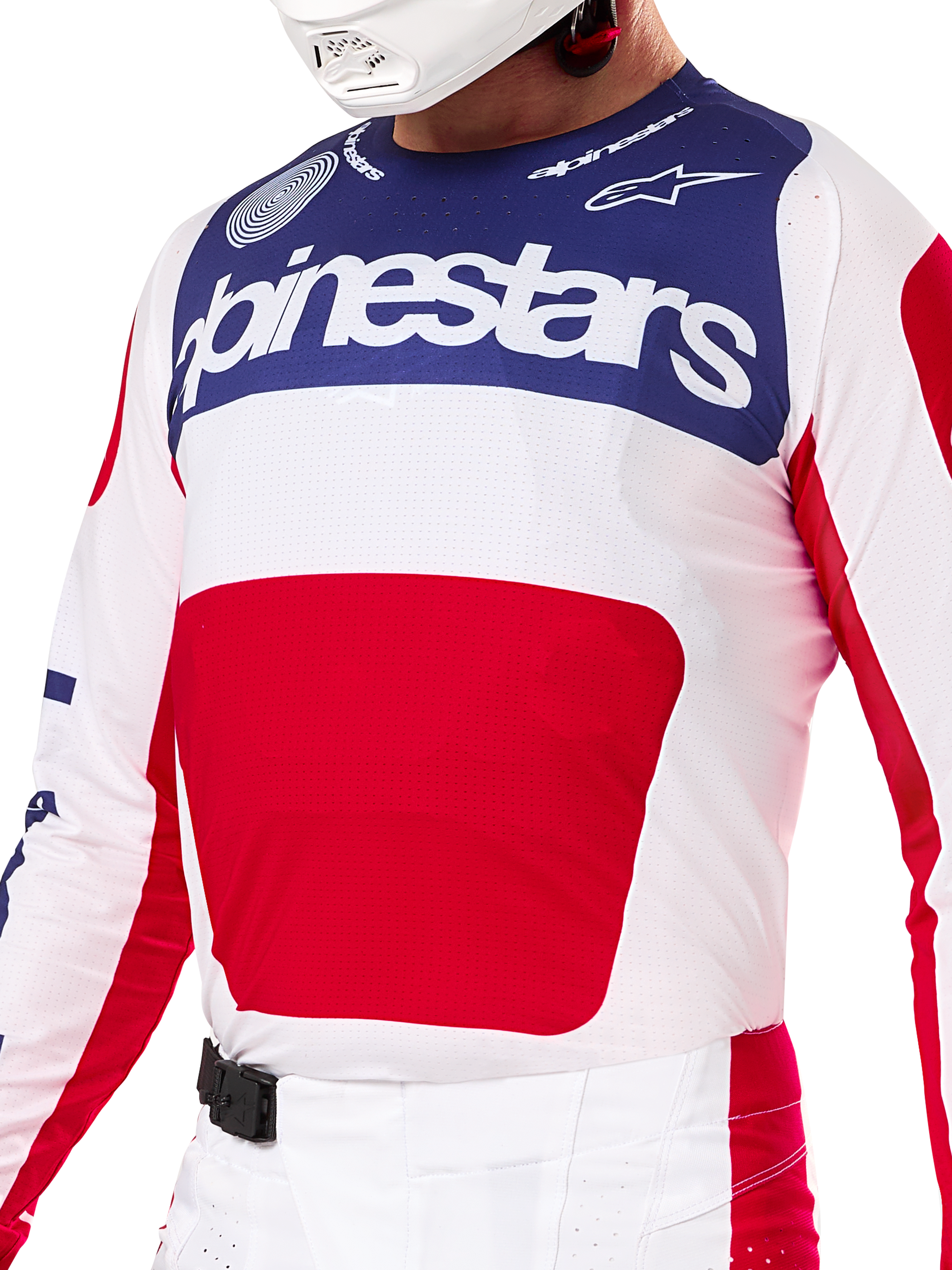 Alpinestars Limited Edition Techstar Fortitude uitrustingsset, motorcross jersey en broek in rood, wit en blauw, bestaande uit een witte jersey met een marineblauw bovenpaneel en een groot rood grafisch vlak, bijpassende wit-rode broek met een SX2 magnetische gesp, atletische pasvorm met lasergesneden perforaties voor off-road racing.