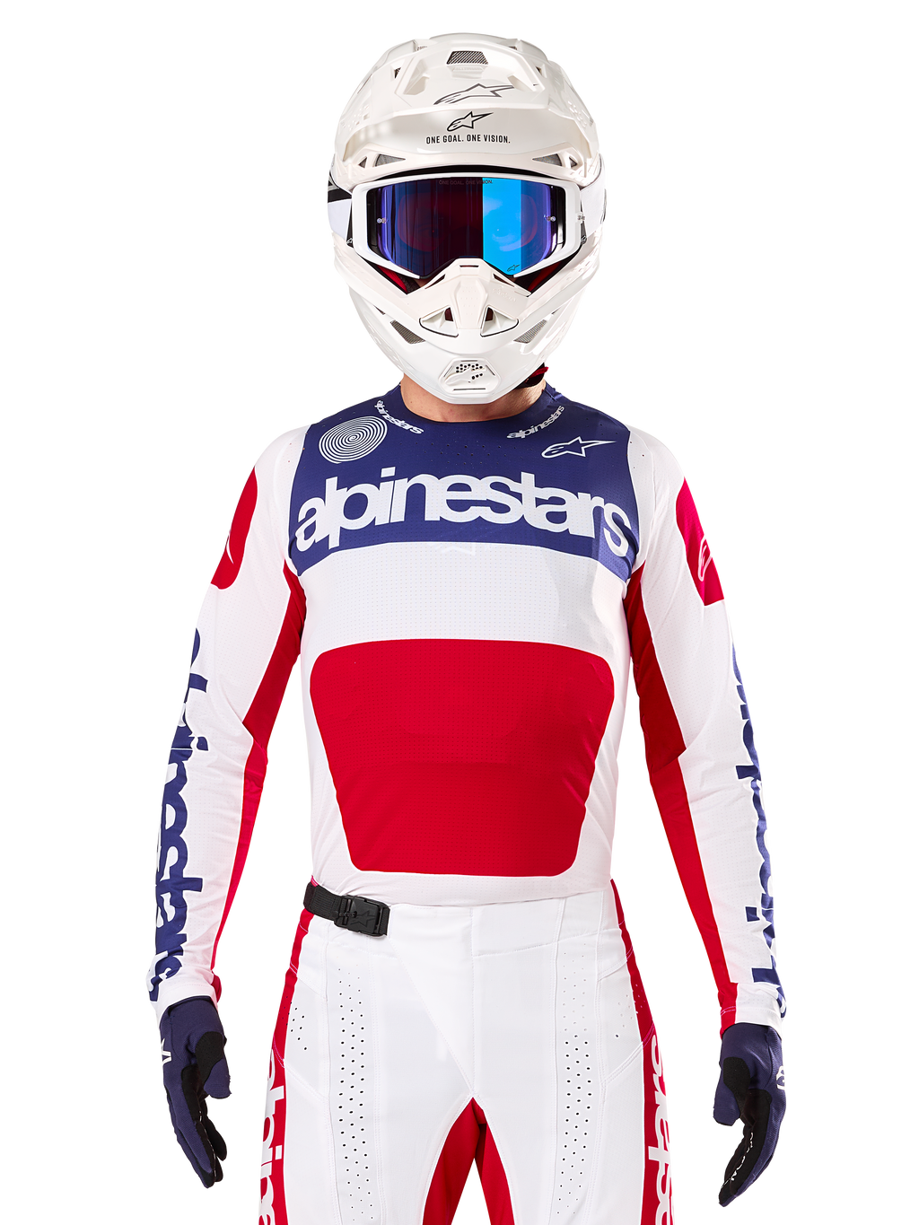 Alpinestars Limited Edition Techstar Fortitude Jersey, motorcross racing jersey, wit, rood en blauw, gedragen met bijpassende broek en helm, voorzien van Alpinestars-branding en het 'One Goal One Vision'-motto, geperforeerde details, strak ontwerp voor off-road prestaties