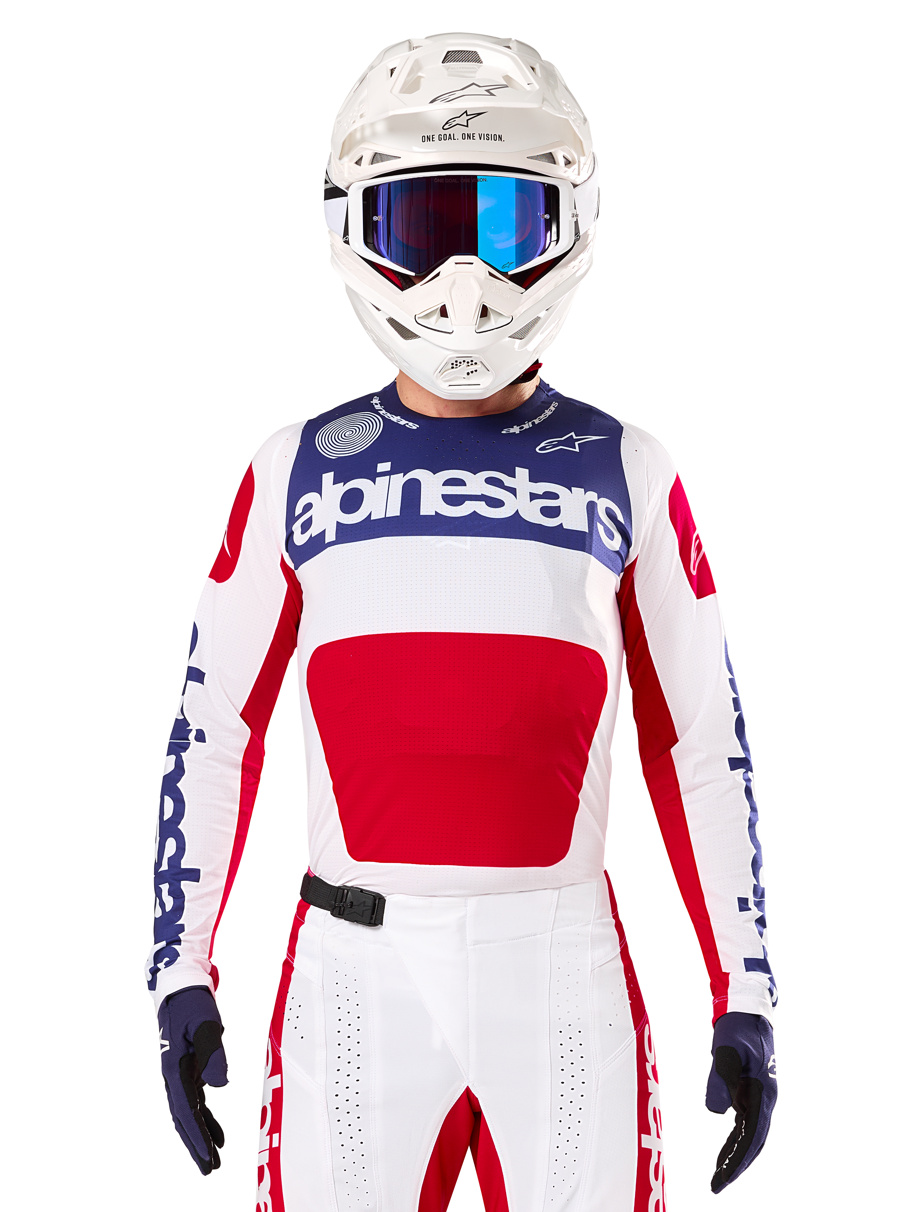 Alpinestars Limited Edition Techstar Fortitude Jersey, motorcross racing jersey, wit, rood en blauw, gedragen met bijpassende broek en helm, voorzien van Alpinestars-branding en het 'One Goal One Vision'-motto, geperforeerde details, strak ontwerp voor off-road prestaties