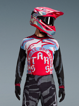 Techstar Beast Coast Beperkte Oplage Jersey, rood-wit-blauw, zwarte camo-mouwen, motocrossrijder met bijpassende helm.