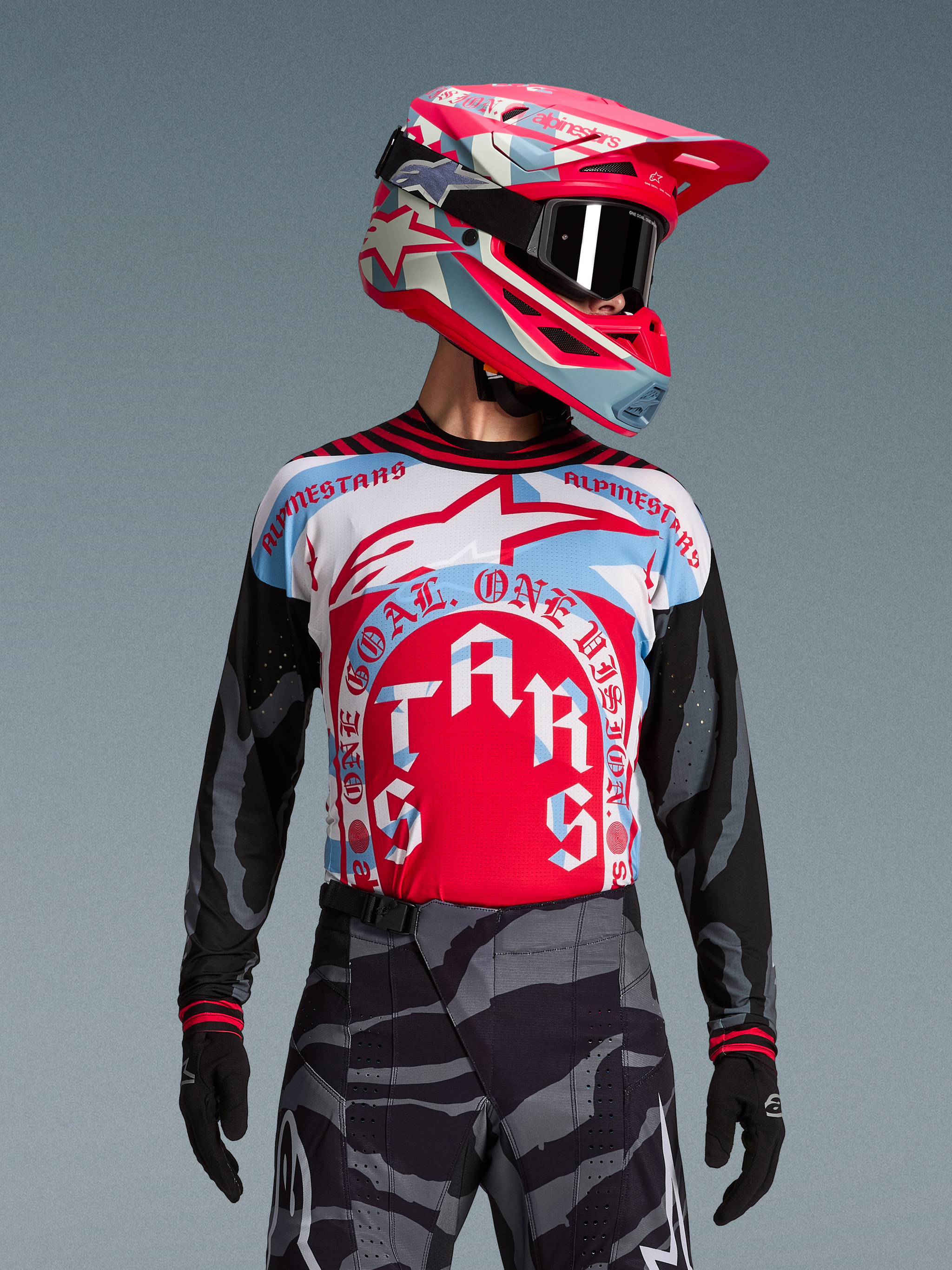Techstar Beast Coast Beperkte Oplage Jersey, rood-wit-blauw, zwarte camo-mouwen, motocrossrijder met bijpassende helm.