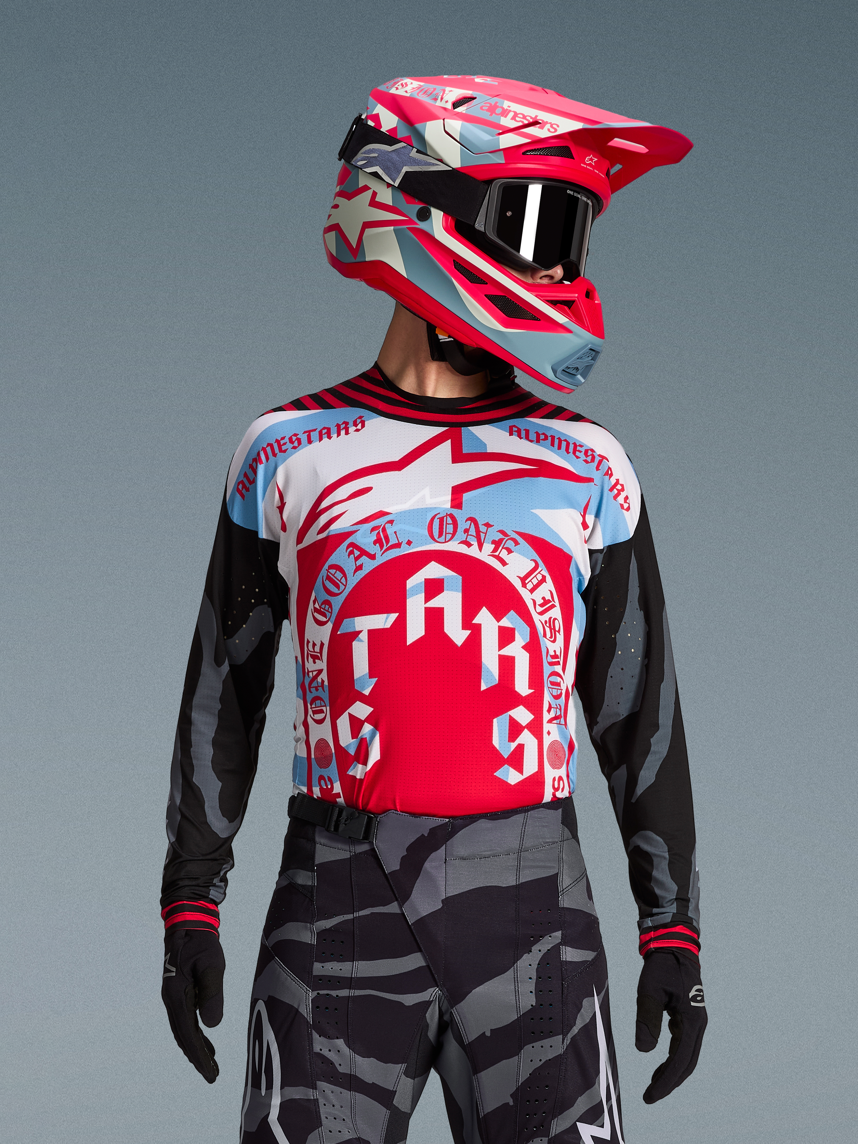 Techstar Beast Coast Beperkte Oplage Jersey, rood-wit-blauw, zwarte camo-mouwen, motocrossrijder met bijpassende helm.