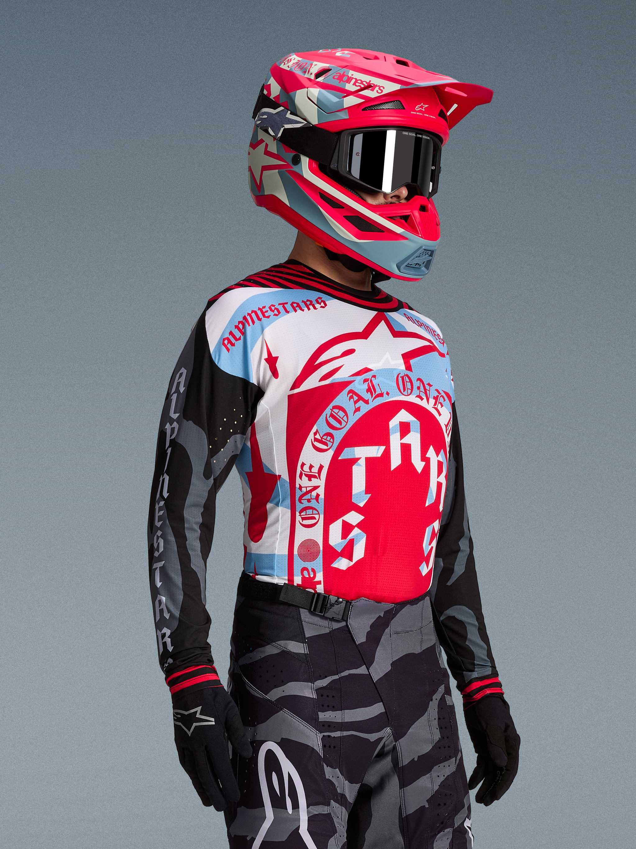 Techstar Beast Coast Beperkte Oplage Jersey, roze en blauw grafisch ontwerp, motorcrossrijder met helm en crossbril.