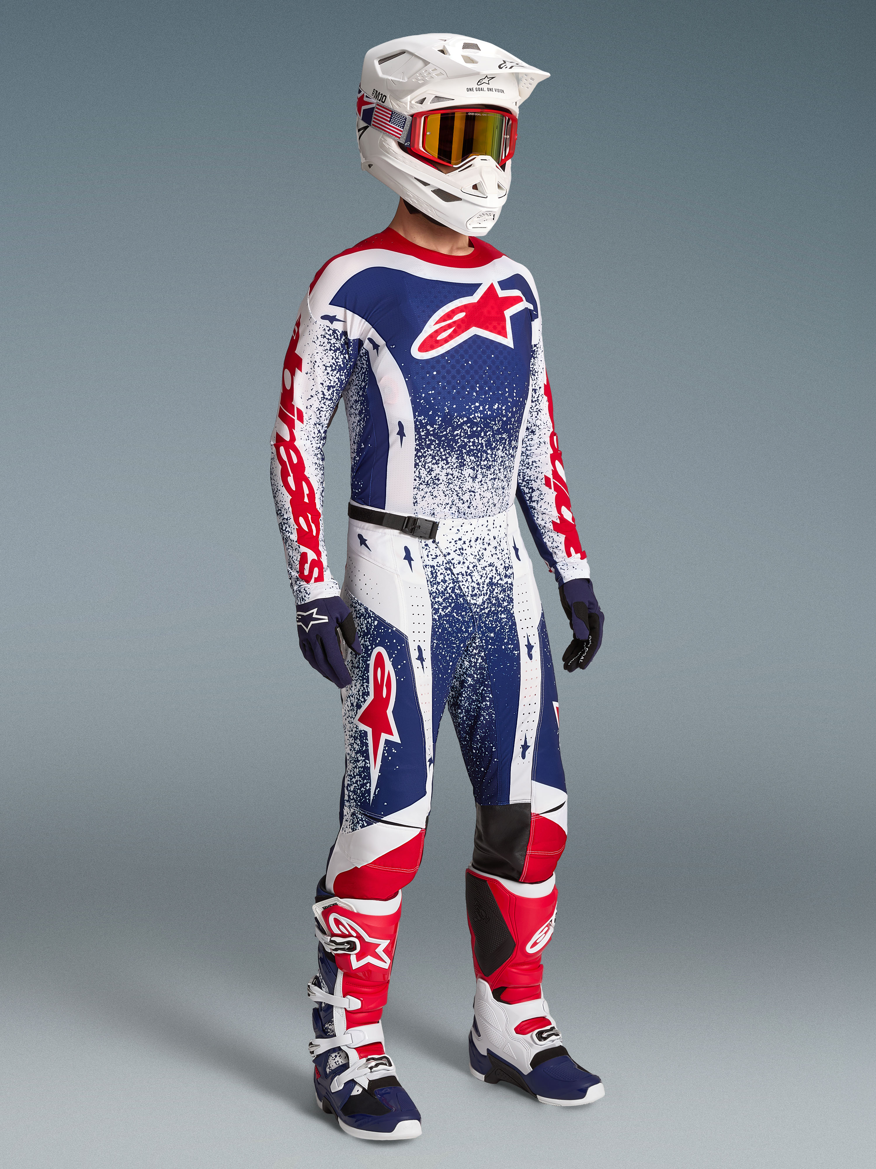 Alpinestars limited edition Techstar Unity heren motocross-set in rood, wit en blauw met motorlaarzen en helm.
