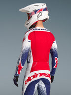 Alpinestars Techstar Unity beperkte oplage kledingset, rood-wit-blauwe motorcrossoutfit met patriottische sterrengrafieken.