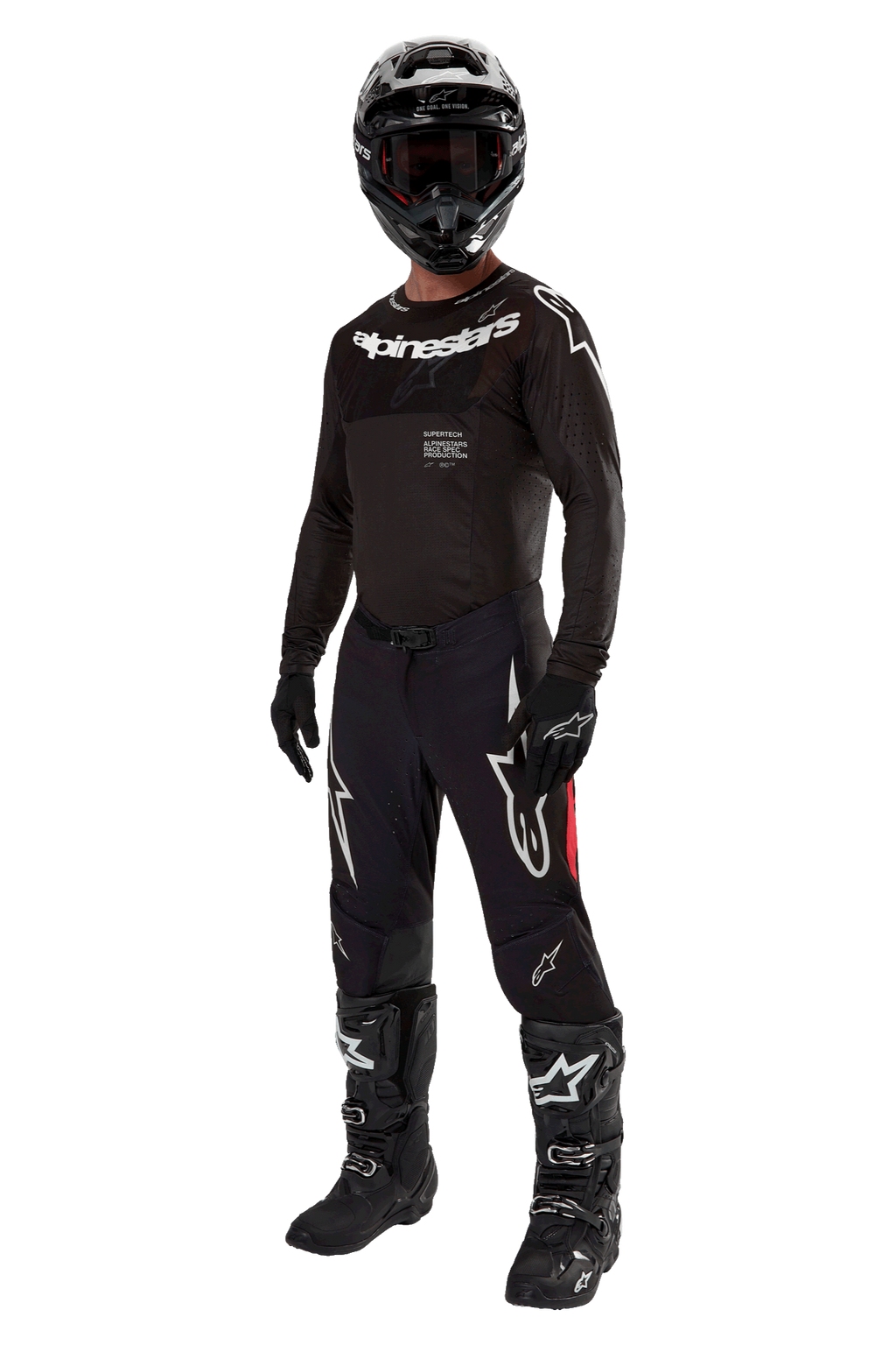 Motorcrosser in volledige race-uitrusting, 2024 Supertech Ward Jersey in Black Red Berry, zwart jersey met witte Alpinestars-branding, zwarte broek met rode zijpanelen en grote witte Astars-logo's, zwarte helm, handschoenen en laarzen, gecoördineerde pro-level outfit voor off-road racen