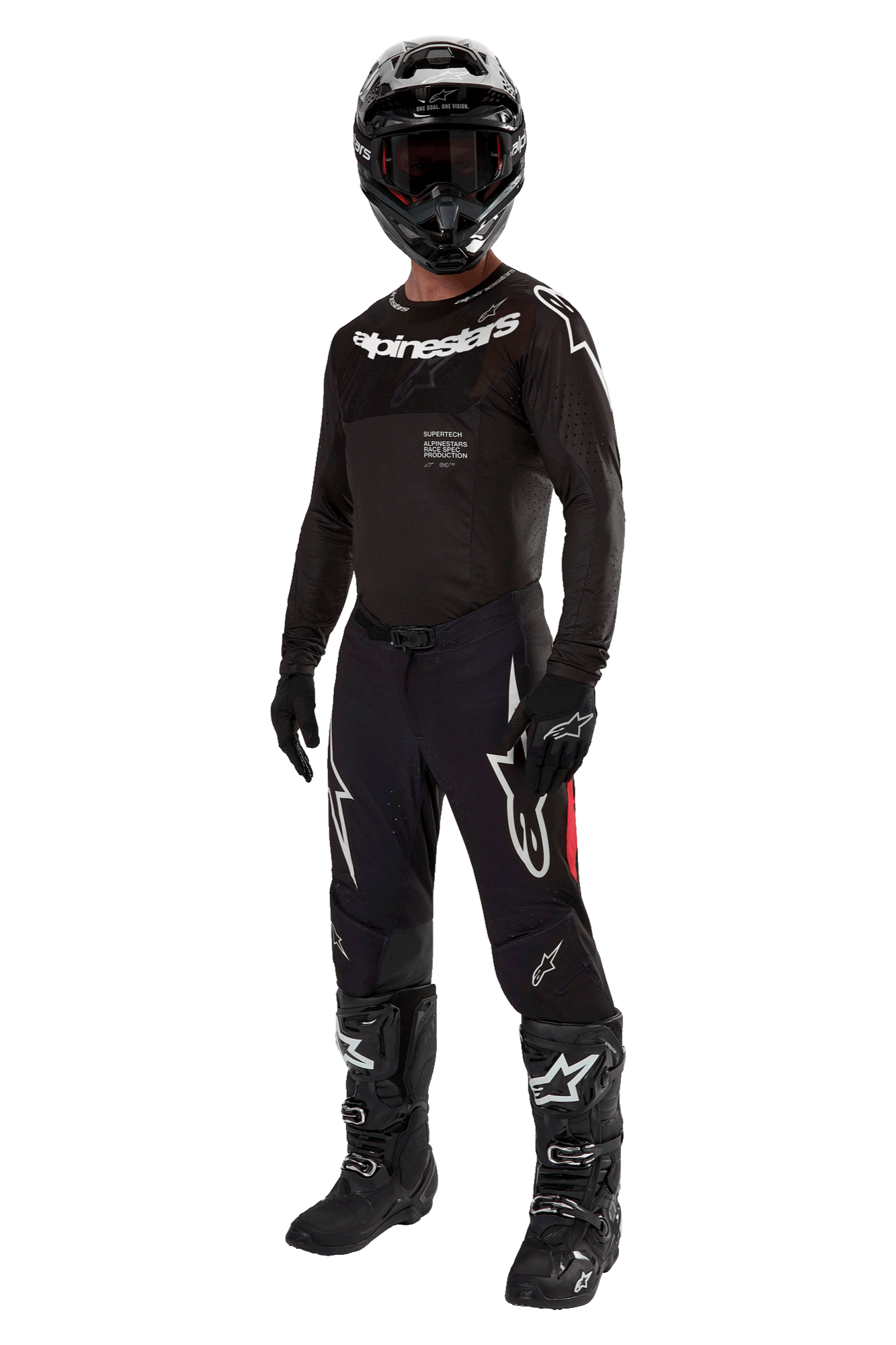 Motorcrosser in volledige race-uitrusting, 2024 Supertech Ward Jersey in Black Red Berry, zwart jersey met witte Alpinestars-branding, zwarte broek met rode zijpanelen en grote witte Astars-logo's, zwarte helm, handschoenen en laarzen, gecoördineerde pro-level outfit voor off-road racen