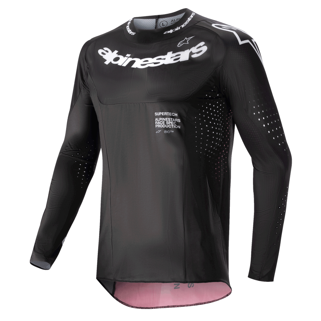 Alpinestars 2024 Supertech Ward Jersey, motocross shirt, zwart met Red Berry, witte Alpinestars-logo's op de borst en kraag, lasergesneden ventilatieperforaties op de mouwen en zijkanten, sportieve race-pasvorm met Red Berry-accenten aan de binnenzijde