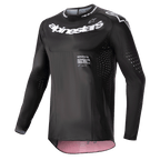 Alpinestars 2024 Supertech Ward Jersey, motocross shirt, zwart met Red Berry, witte Alpinestars-logo's op de borst en kraag, lasergesneden ventilatieperforaties op de mouwen en zijkanten, sportieve race-pasvorm met Red Berry-accenten aan de binnenzijde
