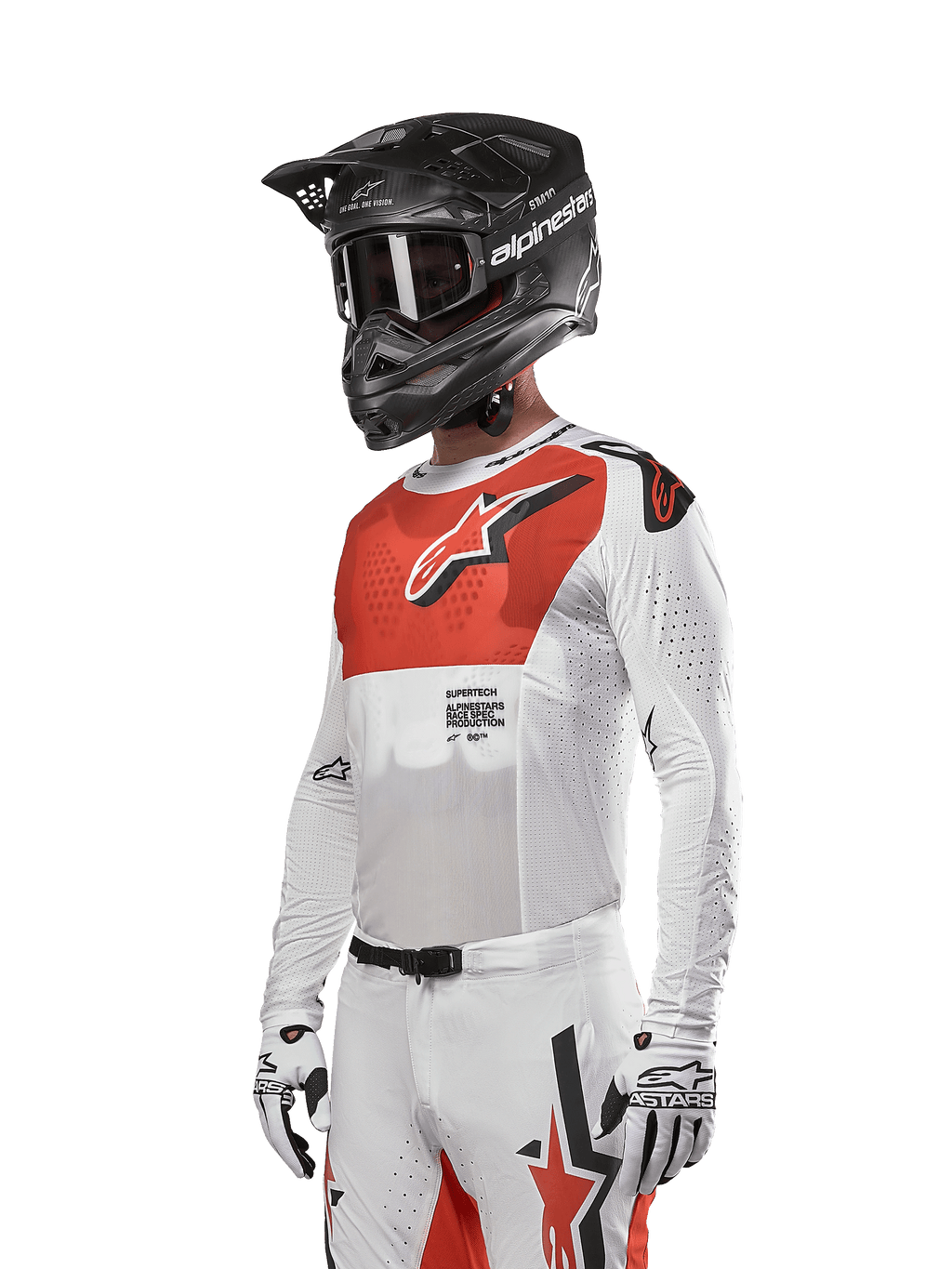 Alpinestars 2024 Supertech Ward Jersey, motorcross jersey, wit en fel oranje, voorzien van een rood borstpaneel met wit ster-logo, lange mouwen met lasergesneden perforaties, gedragen met een zwarte helm en witte handschoenen, atletische race-fit motorcrossuitrusting