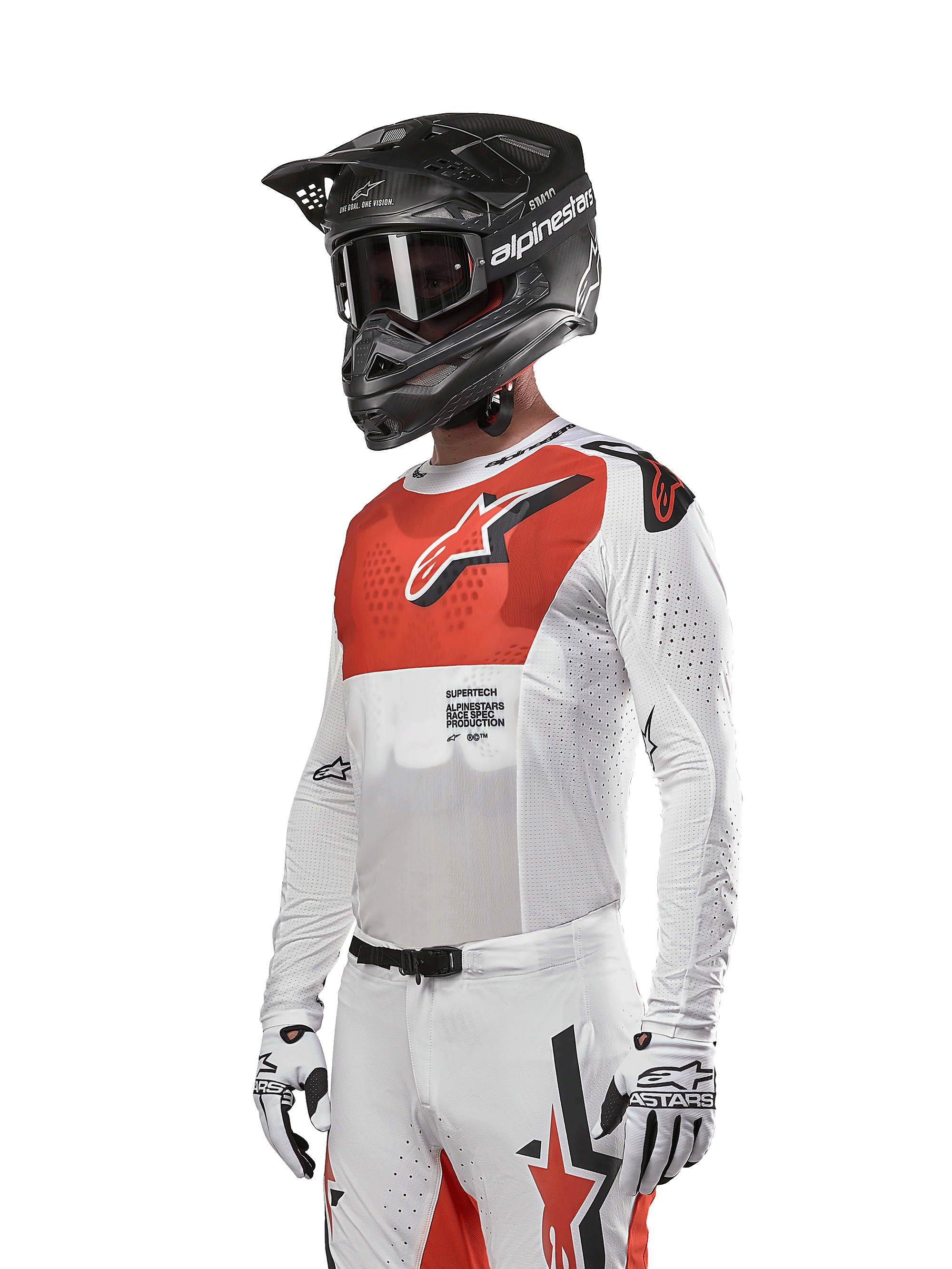 Alpinestars 2024 Supertech Ward Jersey, motorcross jersey, wit en fel oranje, voorzien van een rood borstpaneel met wit ster-logo, lange mouwen met lasergesneden perforaties, gedragen met een zwarte helm en witte handschoenen, atletische race-fit motorcrossuitrusting