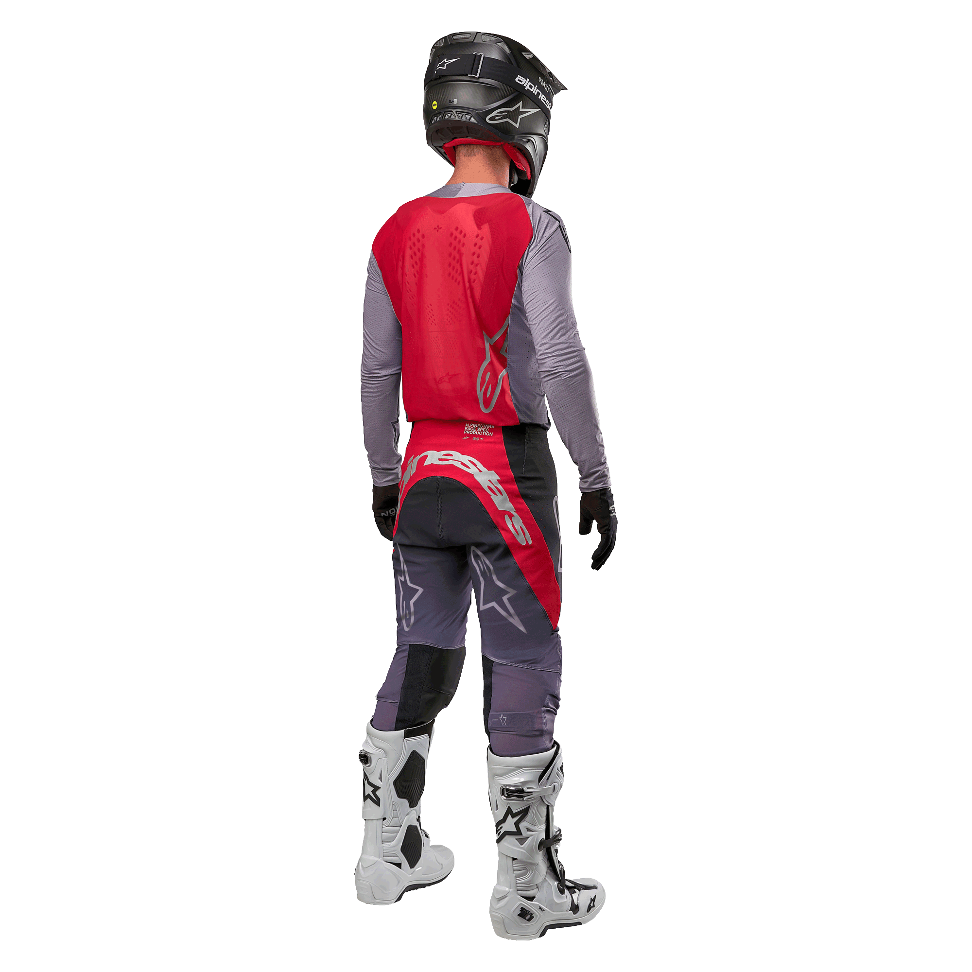 Alpinestars 2024 Supertech Dade Jersey, motocross shirt, Iron Red Berry en grijs, achteraanzicht op een rijder, voorzien van een rood rugpaneel met een grijs logo en grijze mouwen, gedragen met bijpassende grijze en rode crossbroek, witte laarzen en een zwarte helm, professionele off-road uitrusting.