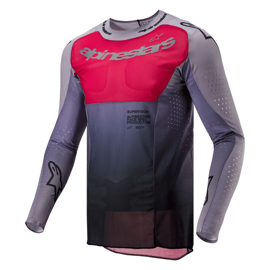 Alpinestars 2024 Supertech Dade Jersey, motorcross jersey, Iron Red Berry en grijs, met een levendig rood borstpaneel met zilveren branding, donkergrijs kleurverloop bij de taille, lasergesneden perforaties op de mouwen en zijkanten, en een atletisch race-fit ontwerp.