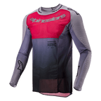 Alpinestars 2024 Supertech Dade Jersey, motorcross jersey, Iron Red Berry en grijs, met een levendig rood borstpaneel met zilveren branding, donkergrijs kleurverloop bij de taille, lasergesneden perforaties op de mouwen en zijkanten, en een atletisch race-fit ontwerp.