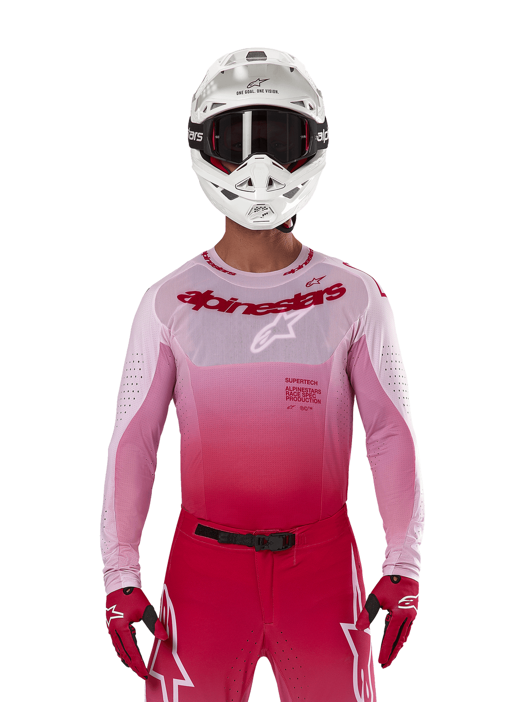 Motorcrossrijder die de Alpinestars 2024 Supertech Dade Jersey in Red Berry Lilac draagt, bijpassende broek, witte helm met zwarte crossbril en rode handschoenen, gecoördineerde professionele race-outfit met roze en rode gradiënttinten