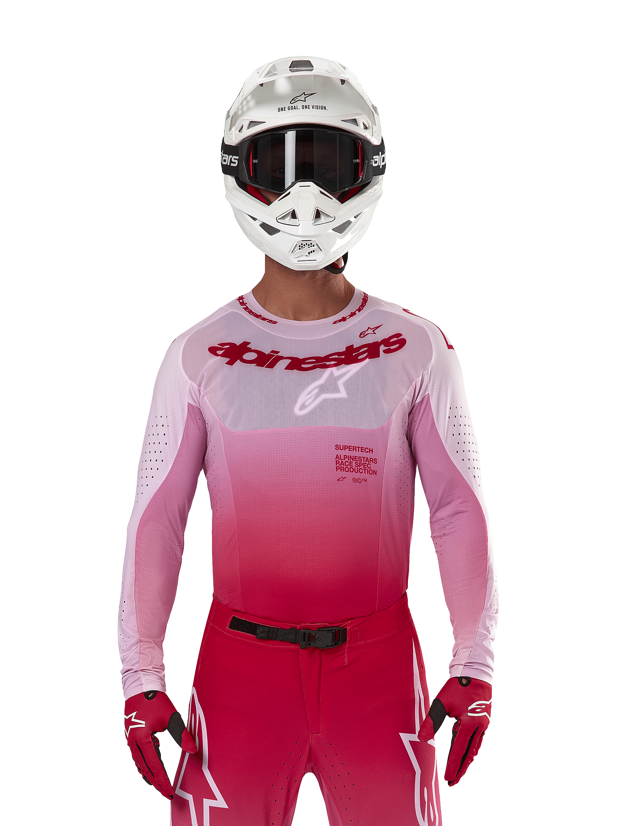 Motorcrossrijder die de Alpinestars 2024 Supertech Dade Jersey in Red Berry Lilac draagt, bijpassende broek, witte helm met zwarte crossbril en rode handschoenen, gecoördineerde professionele race-outfit met roze en rode gradiënttinten