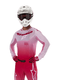 Alpinestars 2024 Supertech Dade Jersey, motorcross racekleding, Red Berry Lilac kleurverloop, jersey met lange mouwen en lasergesneden perforaties, gedragen door een rijder met een witte helm en bijpassende rode handschoenen en broek, professionele motorcross-uitrusting op een witte achtergrond