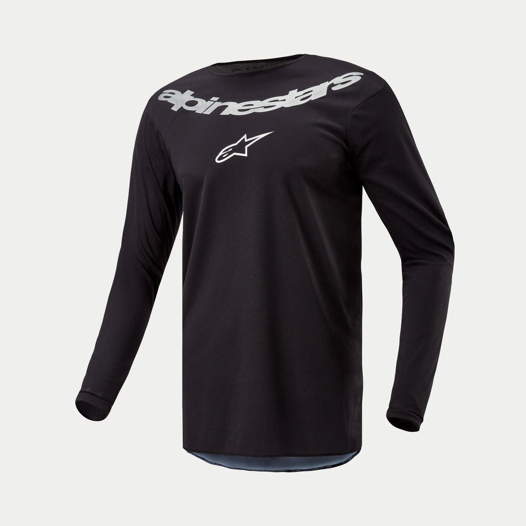Alpinestars 2024 Fluid Graphite Jersey, motorcross shirt, zwart zilver, performance top met lange mouwen met groot zilveren Alpinestars-logo en ster op de borst, lichtgewicht vochtafvoerende poly-stof voor off-road rijden