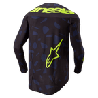 Alpinestars 2024 Techstar Rantera Jersey, motocross jersey, zwart navy geel fluo, achteraanzicht, met een marineblauw geometrisch patroon op een zwarte basis, opvallende fluogele Alpinestars-tekst over de schouders en een groot sterlogo op de onderrug, technische kleding met lange mouwen voor off-road racing