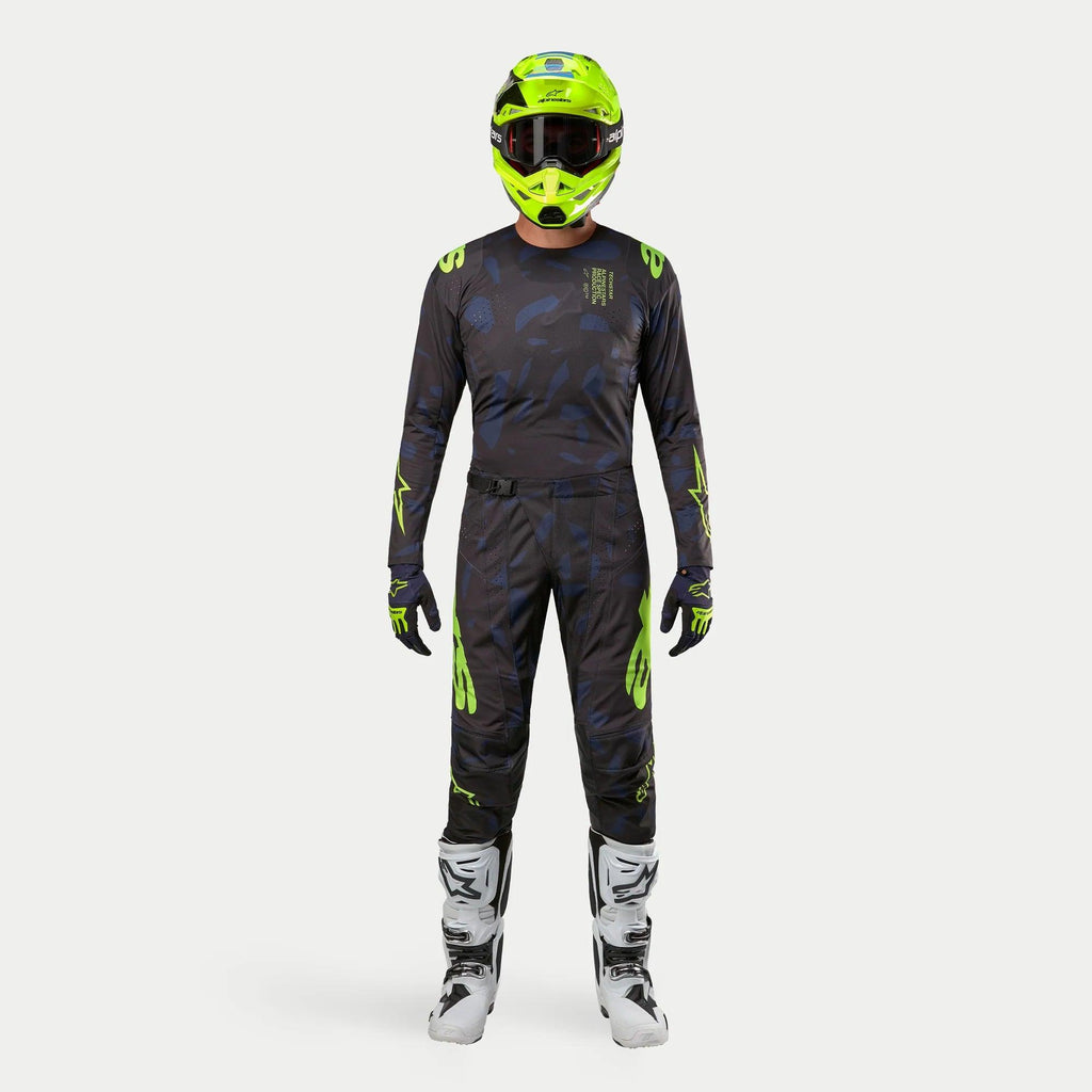 Alpinestars motorcrosser in complete race-uitrusting, 2024 Techstar Rantera Jersey in Black Navy en Yellow Fluo, bijpassende crossbroek met abstracte print, felgele fluo helm, witte en zwarte laarzen, gecoördineerde outfit voor off-road racing