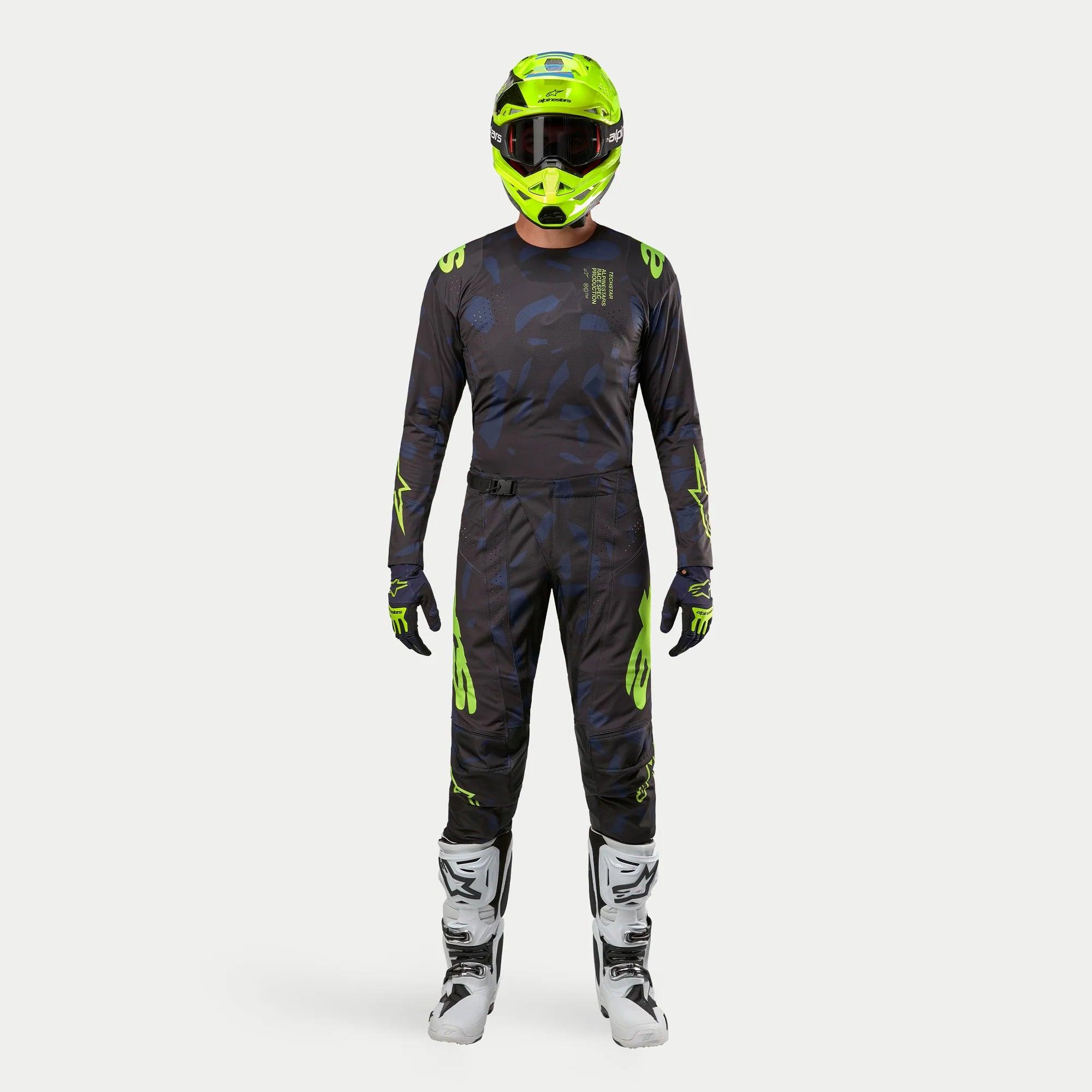 Alpinestars motorcrosser in complete race-uitrusting, 2024 Techstar Rantera Jersey in Black Navy en Yellow Fluo, bijpassende crossbroek met abstracte print, felgele fluo helm, witte en zwarte laarzen, gecoördineerde outfit voor off-road racing