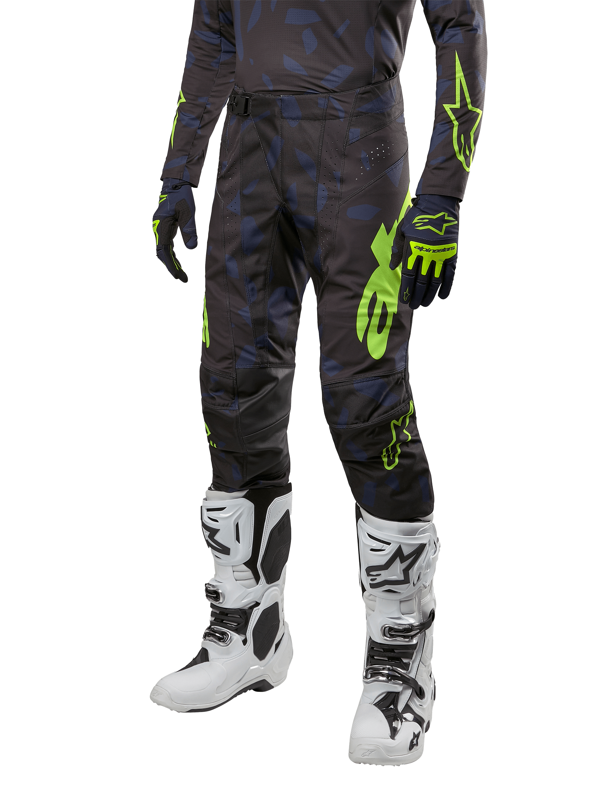 Alpinestars 2024 Techstar Rantera crossbroek, motorcrossbroek, zwart, navy en fluogeel, met navy camouflagepatronen en fluogroene logo's, gedragen met bijpassende handschoenen en witte laarzen, duurzaam racing-fit ontwerp voor off-road prestaties.