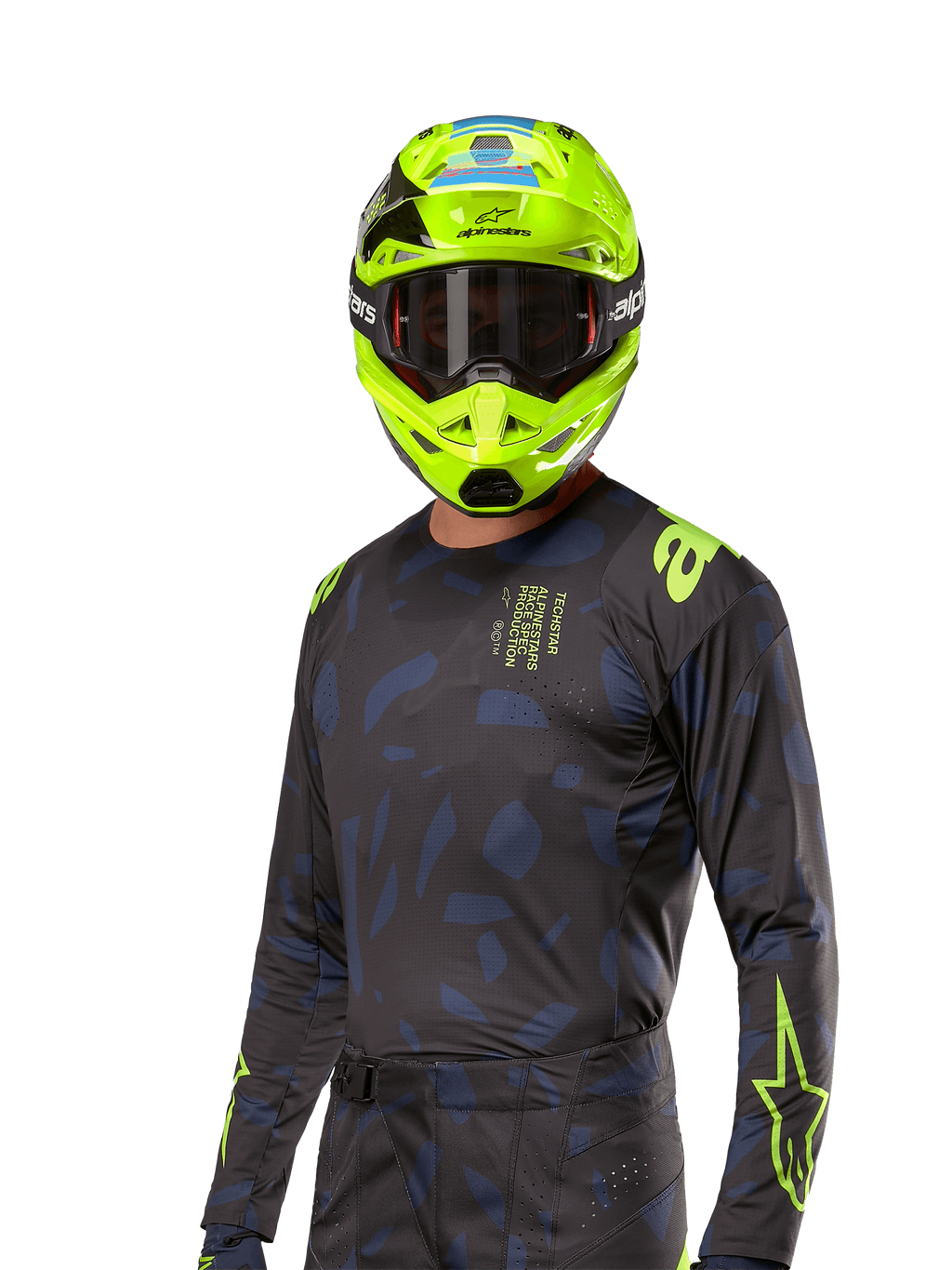 Alpinestars 2024 Techstar Rantera jersey, motorcross raceshirt, zwart en navy met abstracte patronen en neongele accenten, gedragen met bijpassende neongele helm, sportieve pasvorm voor off-road rijden