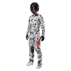 Motorcrosser draagt Alpinestars 2024 Techstar Rantera Jersey in Haze Gray Camo, bijpassende broek met rode en zwarte accenten, zwarte helm en crossbril, zwarte handschoenen, witte en zwarte laarzen, complete gecoördineerde motorcross race-uitrusting voor off-road prestaties