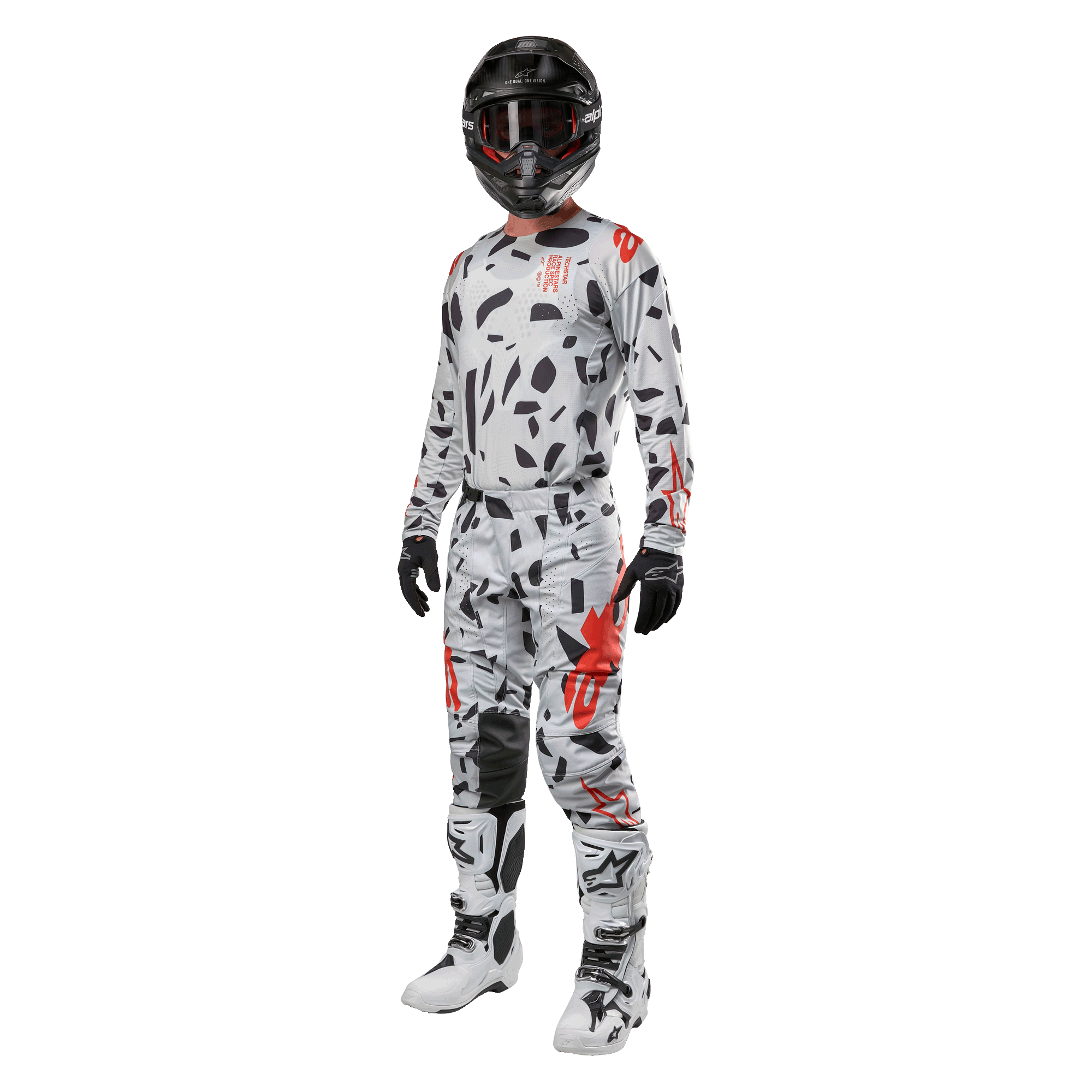 Motorcrosser draagt Alpinestars 2024 Techstar Rantera Jersey in Haze Gray Camo, bijpassende broek met rode en zwarte accenten, zwarte helm en crossbril, zwarte handschoenen, witte en zwarte laarzen, complete gecoördineerde motorcross race-uitrusting voor off-road prestaties