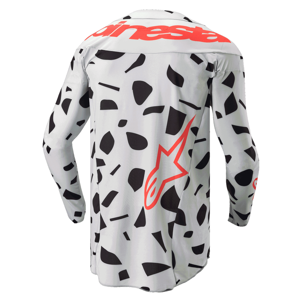 Alpinestars 2024 Techstar Rantera Jersey, achteraanzicht, motorcross shirt met lange mouwen, Haze Gray Camo met zwarte abstracte patronen, groot rood Alpinestars-logo over de schouders en een rood sterlogo aan de onderzijde, ontworpen voor off-road prestaties