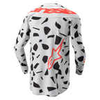 Alpinestars 2024 Techstar Rantera Jersey, achteraanzicht, motorcross shirt met lange mouwen, Haze Gray Camo met zwarte abstracte patronen, groot rood Alpinestars-logo over de schouders en een rood sterlogo aan de onderzijde, ontworpen voor off-road prestaties