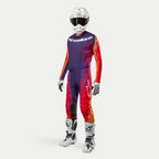 Alpinestars 2024 Techstar Pneuma motorcross outfit, compleet racetenue met witte helm, jersey, broek, handschoenen en laarzen, paars, oranje en blauw, sportieve pasvorm voor off-road rijden