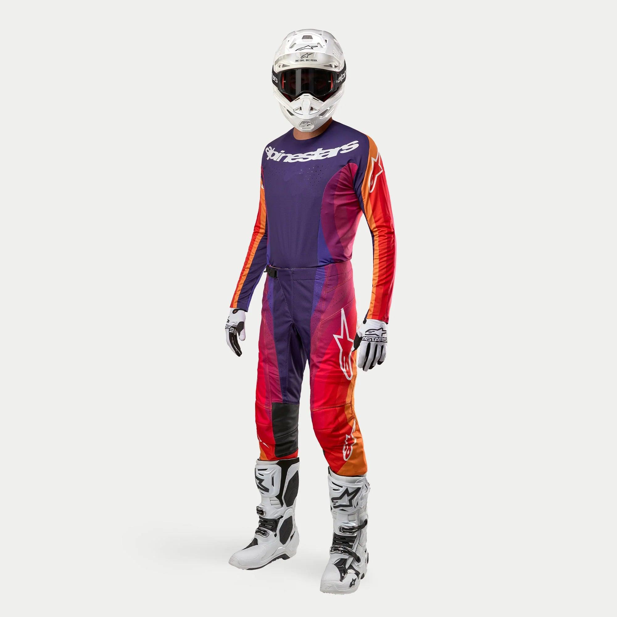 Alpinestars 2024 Techstar Pneuma motorcross outfit, compleet racetenue met witte helm, jersey, broek, handschoenen en laarzen, paars, oranje en blauw, sportieve pasvorm voor off-road rijden