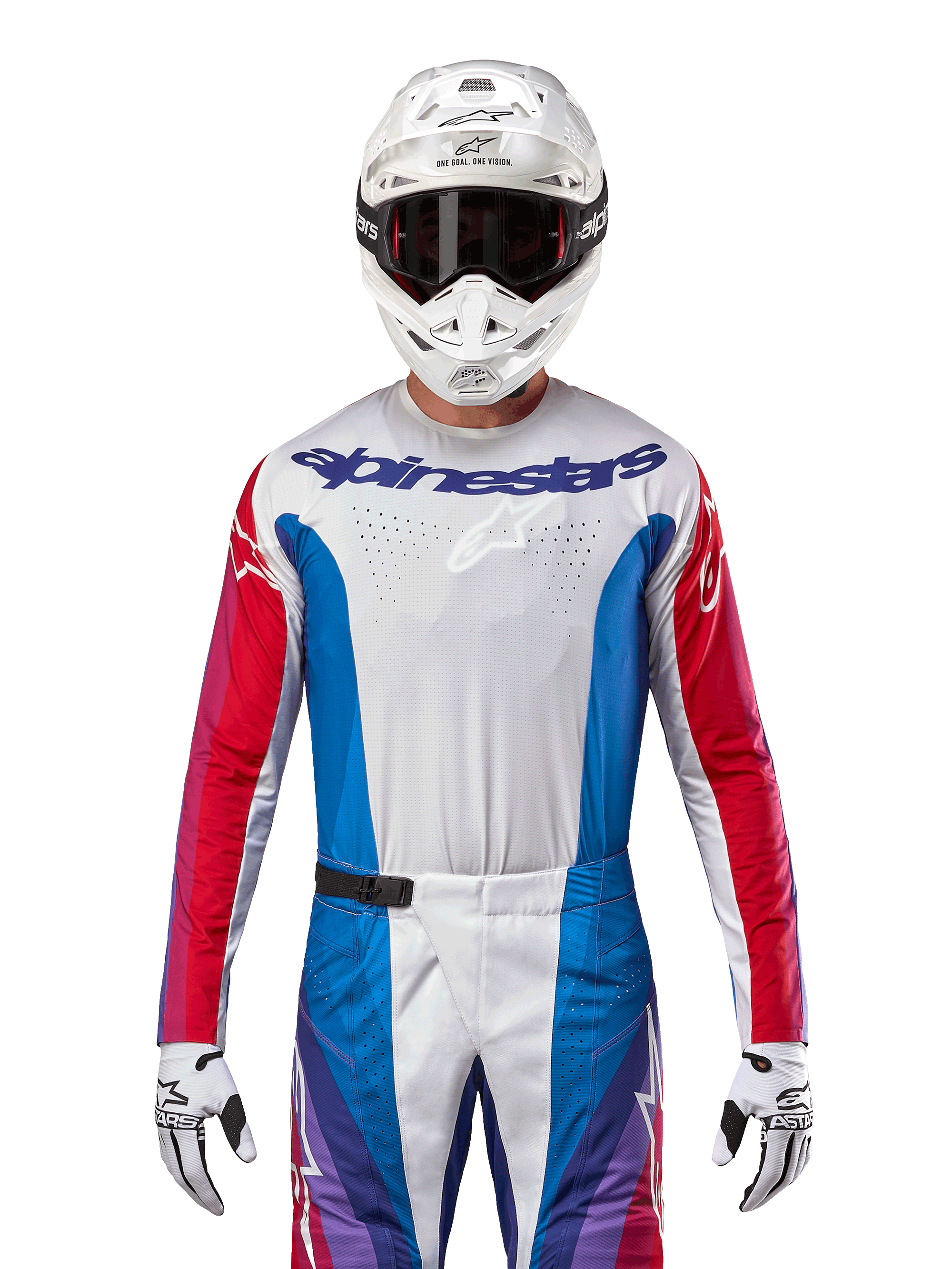 Alpinestars 2024 Techstar Pneuma Jersey, motorcross jersey, blauw, Mars Red en wit, vooraanzicht gedragen door een rijder met witte helm en handschoenen, voorzien van lasergesneden perforaties op de borst en opvallende branding, atletische racekleding voor off-road