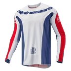 Alpinestars 2024 Techstar Pneuma Jersey, motorcross jersey, blauw, rood en wit, wit hoofdgedeelte met blauwe zijpanelen en rode mouwaccenten, Alpinestars-logo op de borst, lichtgewicht atletische racepasvorm voor off-road rijden